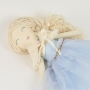 Elza szmaciana lala w sukince ozdobionej miękkim tiulem