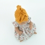 Sukienka w kwiaty i żółty turban dla lalki Miniland 32cm
